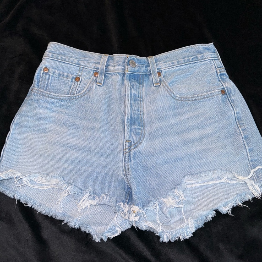 LEVI’S DENIM SHORTS